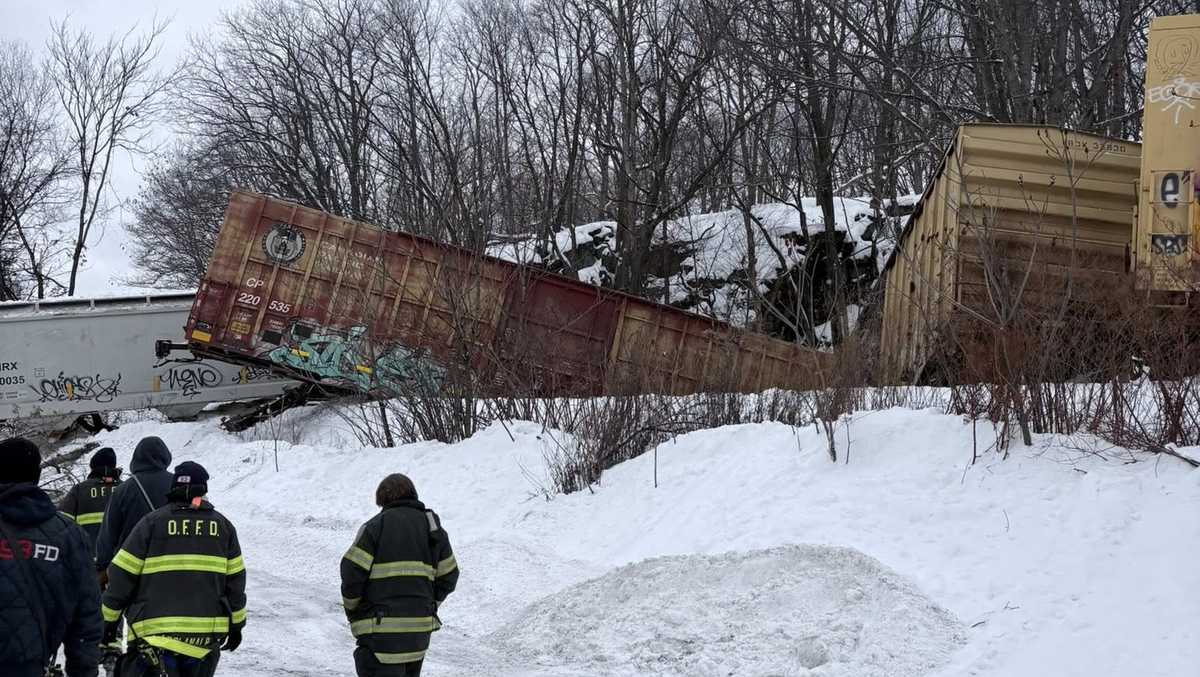 Train cars carrying wine derails in Pennsylvania