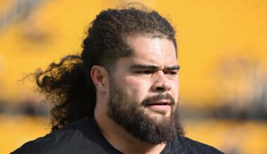 Pittsburgh Steelers guard Isaac Seumalo