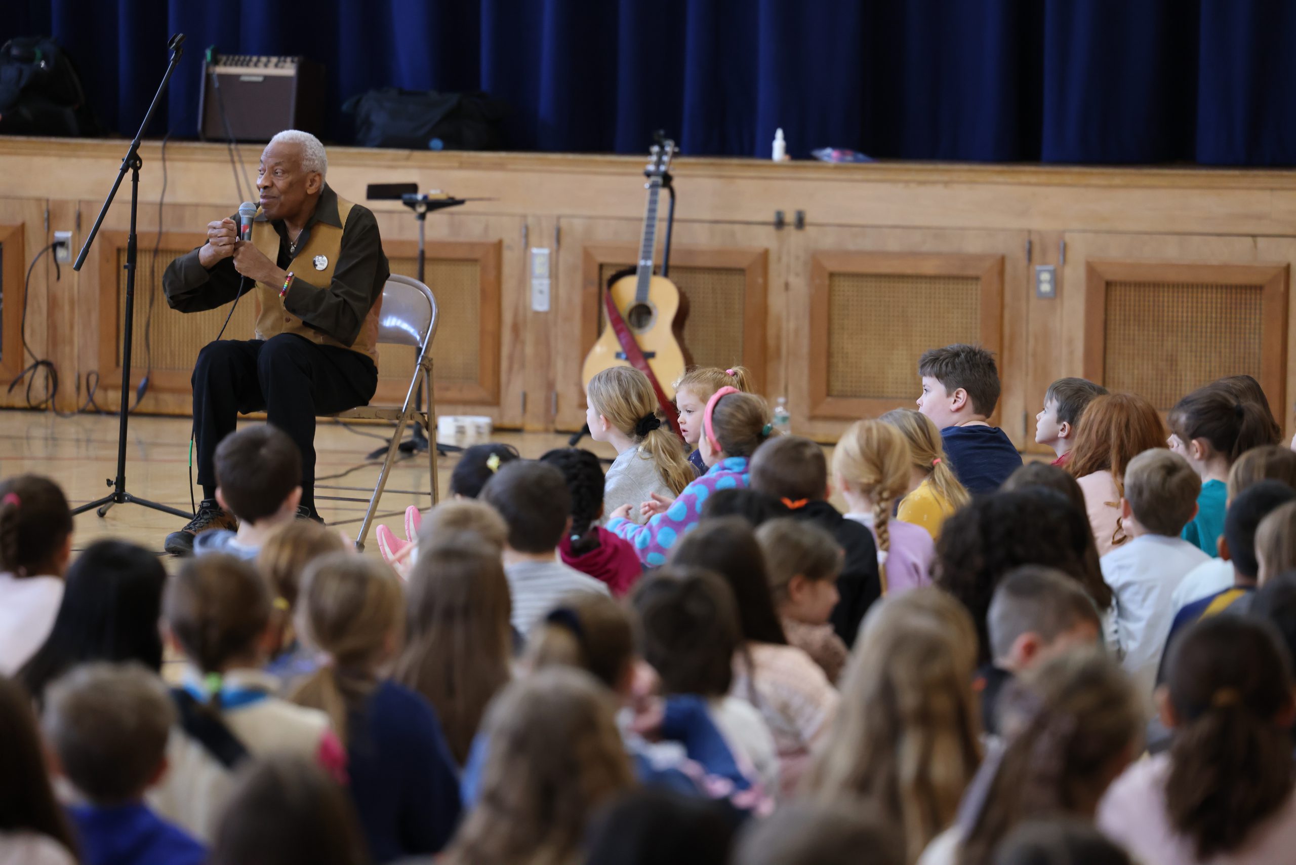 Image of Reggie Harris presenting to students
