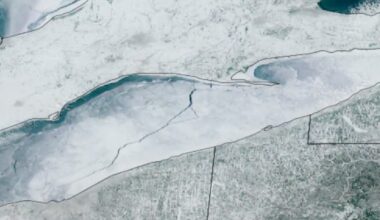 Lake Erie ice crack forming: See video