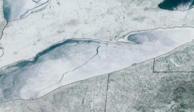 Lake Erie ice crack forming: See video