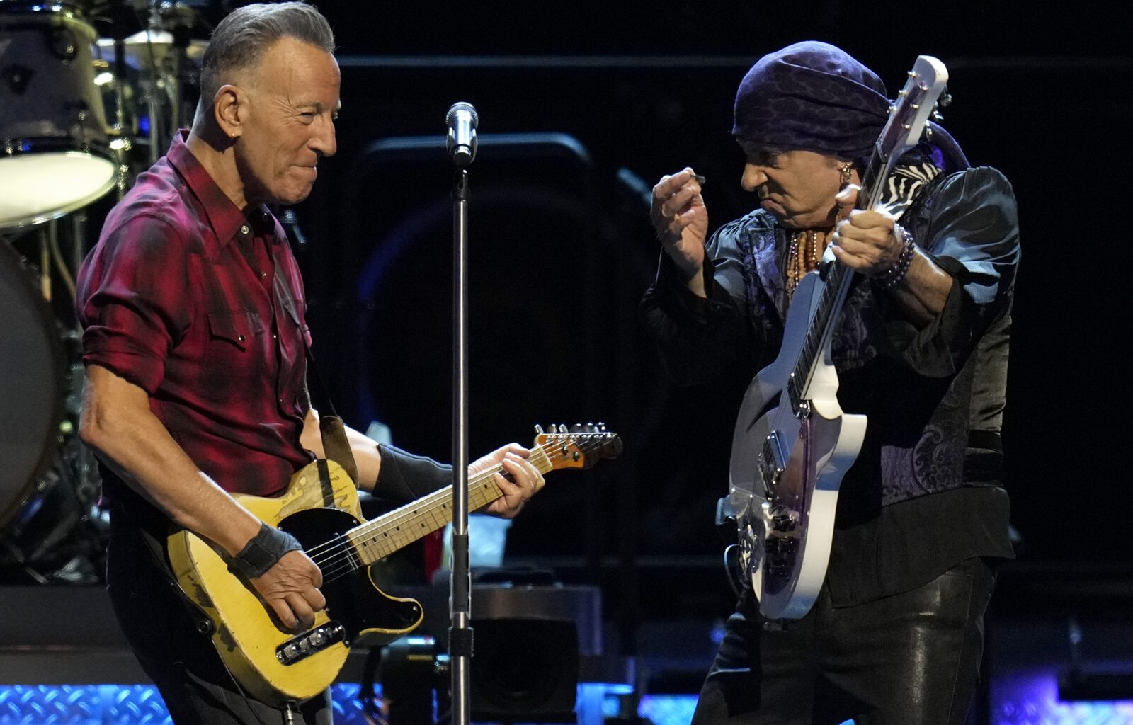 Bruce Springsteen and The E Street Band going back on tour; includes stop in Philadelphia