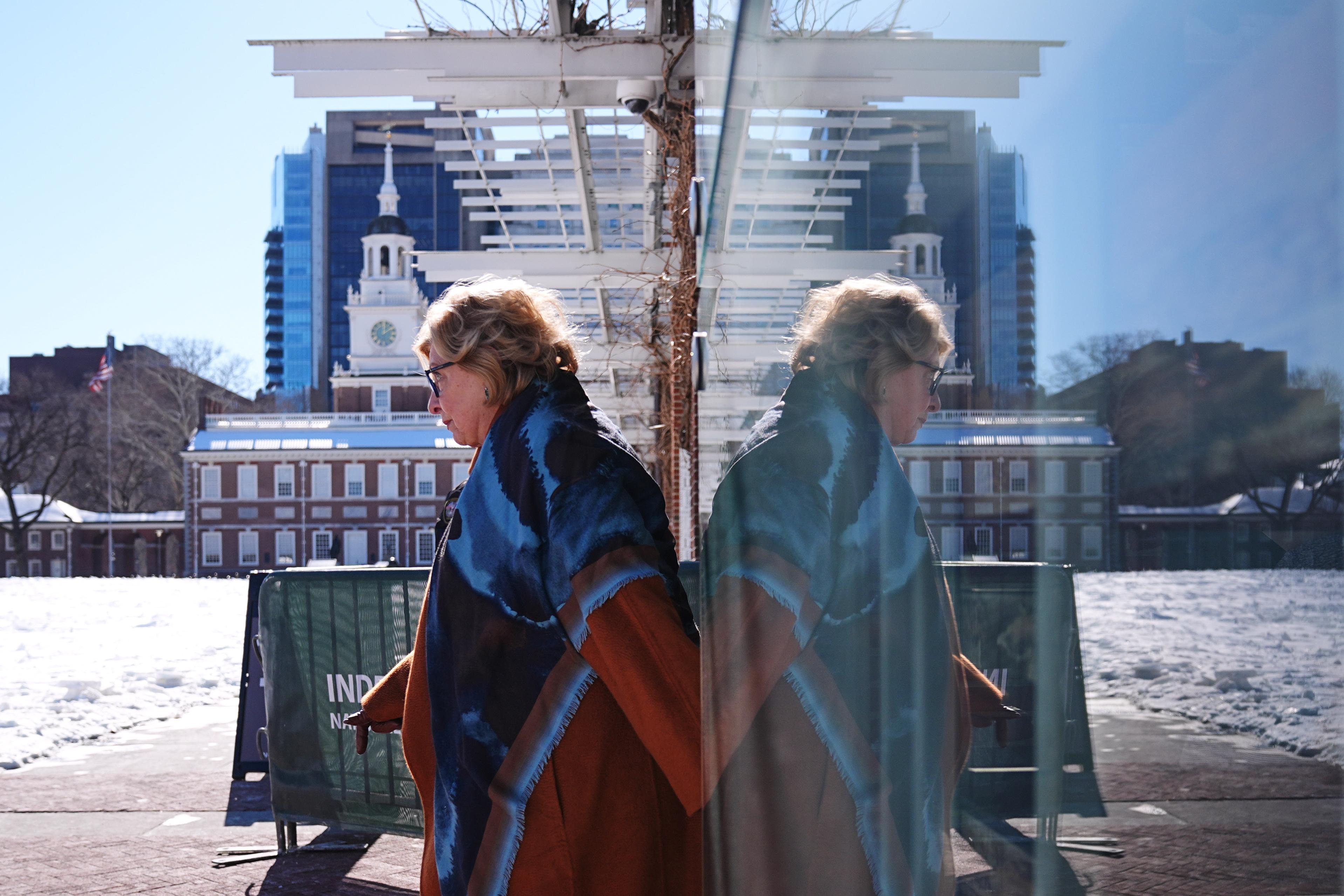 La jueza Cynthia Rufe sale tras inspeccionar el lugar donde...