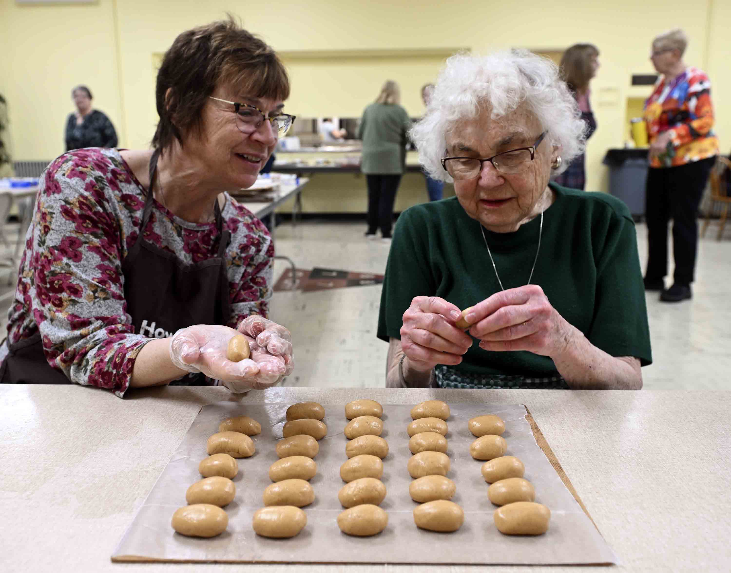 Eileen Linn, left, of Dallas, Texas, visited with her mother,...