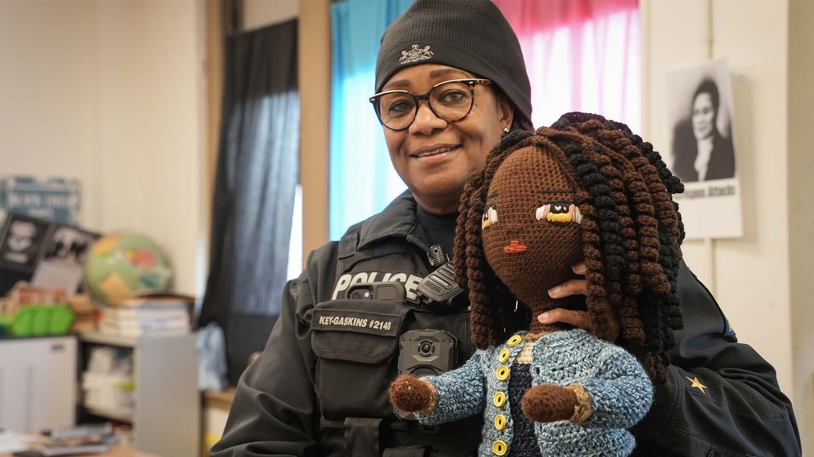 Temple police officer inspires students with crochet skills