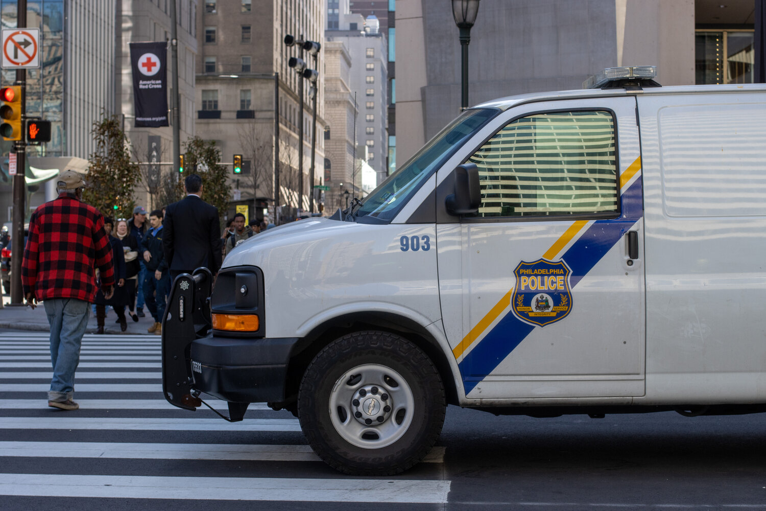 Off-duty sheriff, family member shoot teen during alleged car theft