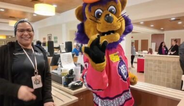 Slapshot visits Reading Hospital to promote breast cancer awareness hockey game | Reading Area