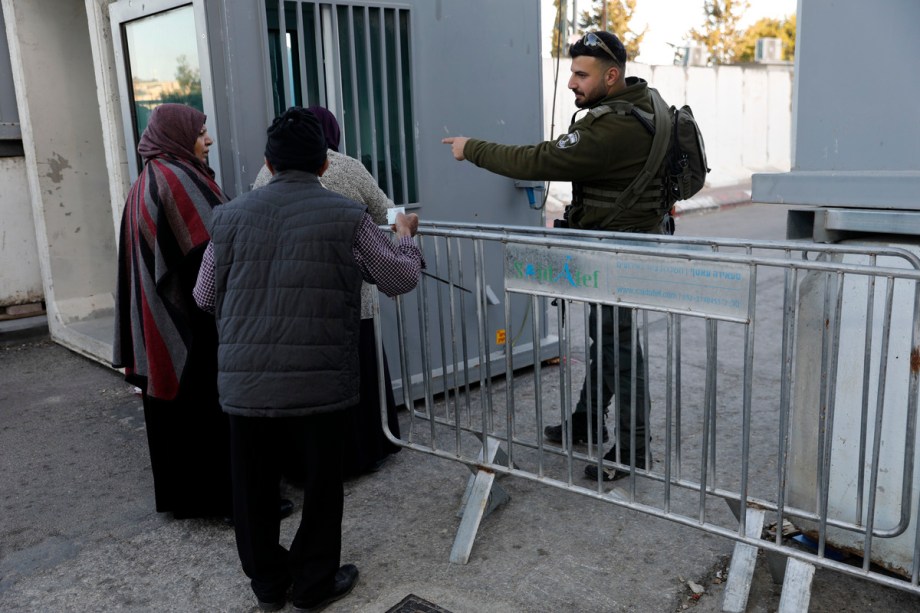 Israeli occupation forces close entrances to Bethlehem, raid Al-Dawha – Middle East Monitor