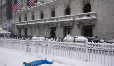 U.S. stocks stop their slide after seeing potential upsides from AI