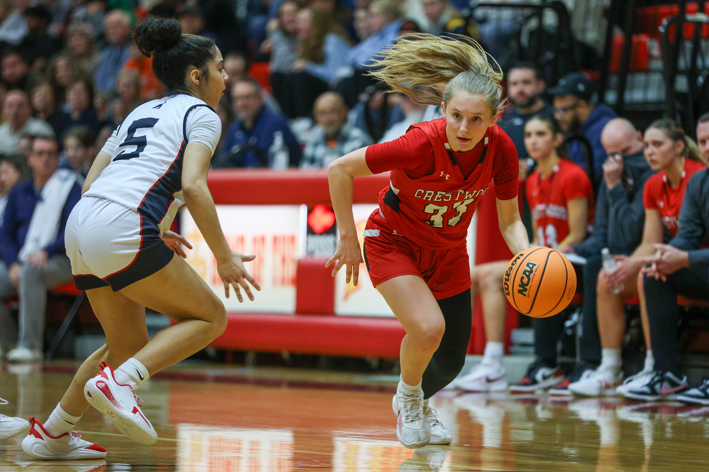 Crestwood’s Kiera Dougherty (33) handles the ball during a Wyoming...
