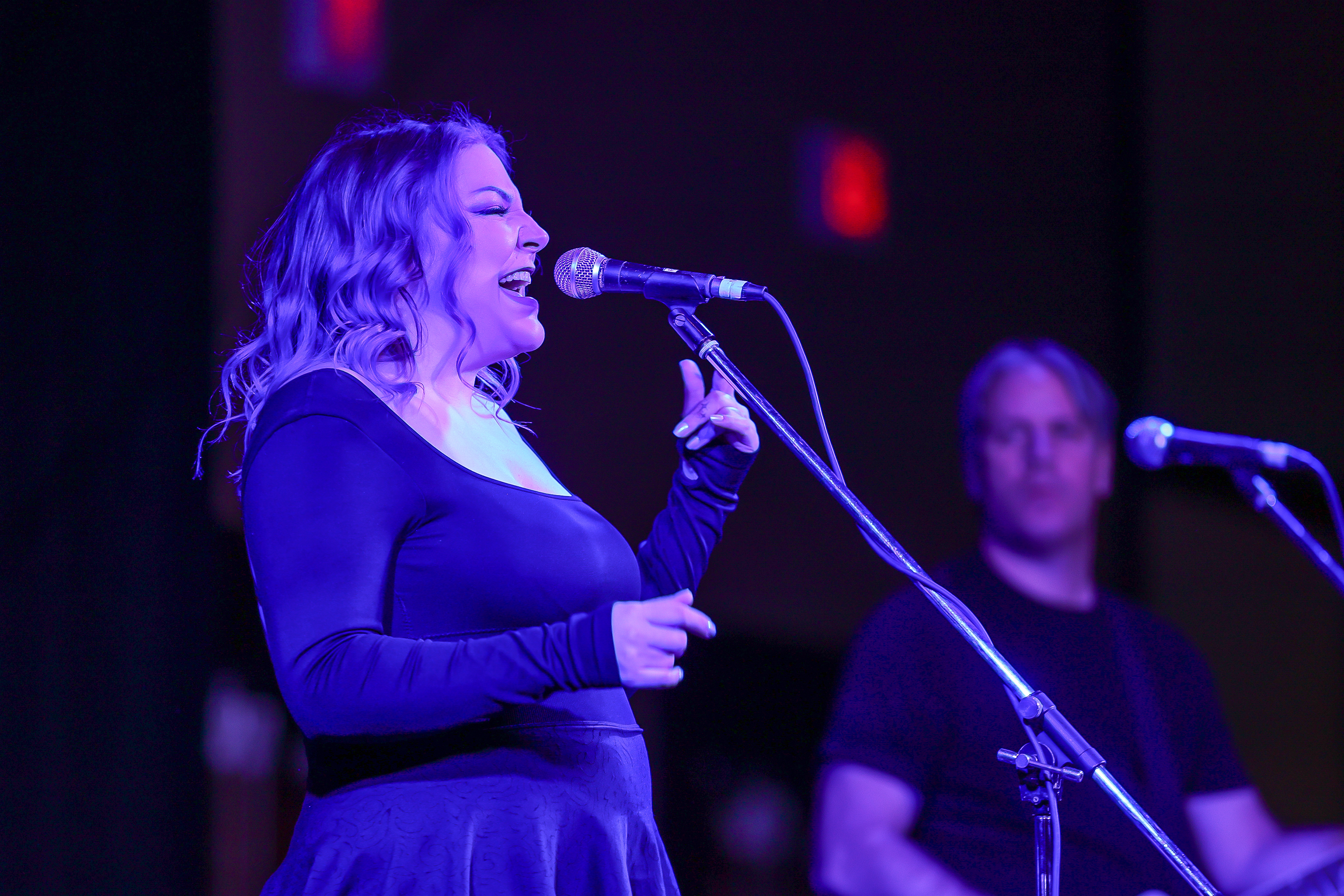 Ashlee Danko-Castellano, of ‘Chasing Ashlee,’ sings during the ‘Battle of...