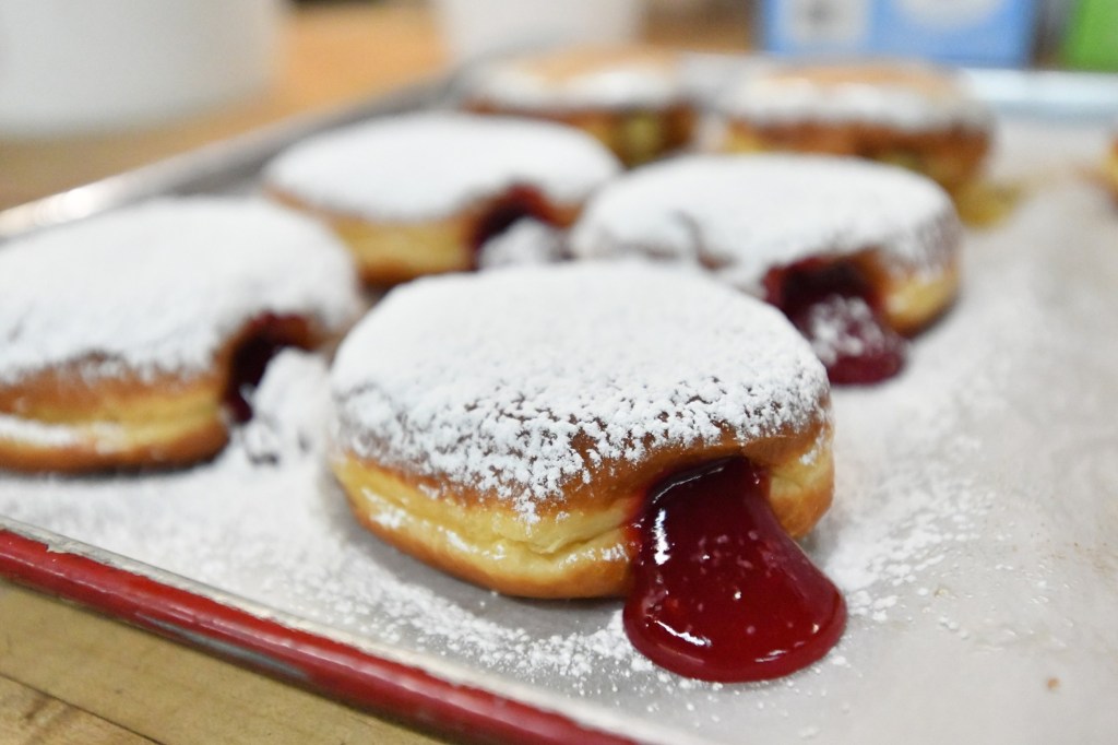 Bakery prepares treats for Fat Tuesday (photos)
