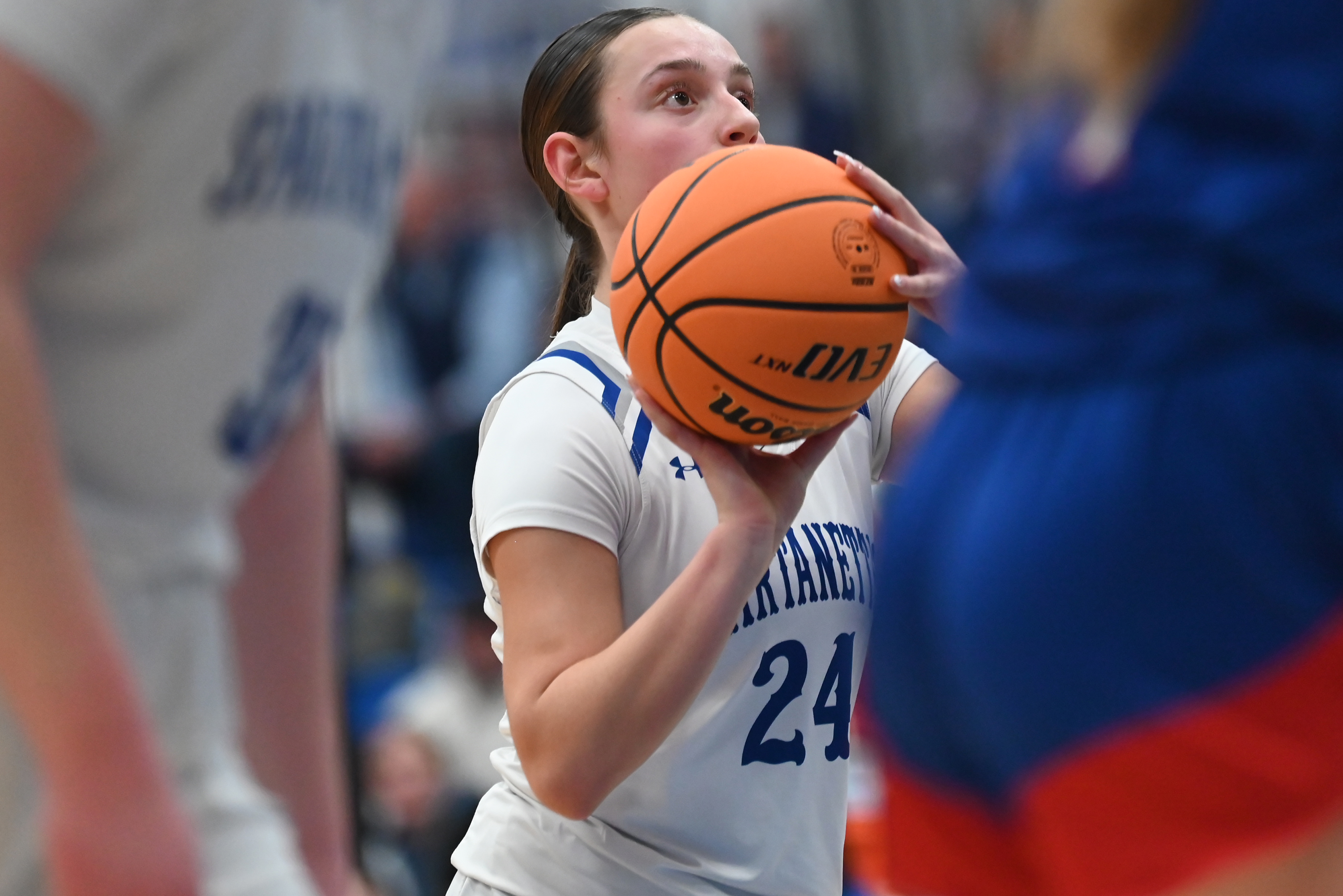 Mid Valley’s Gianna Pelosi lines up for a free throw...