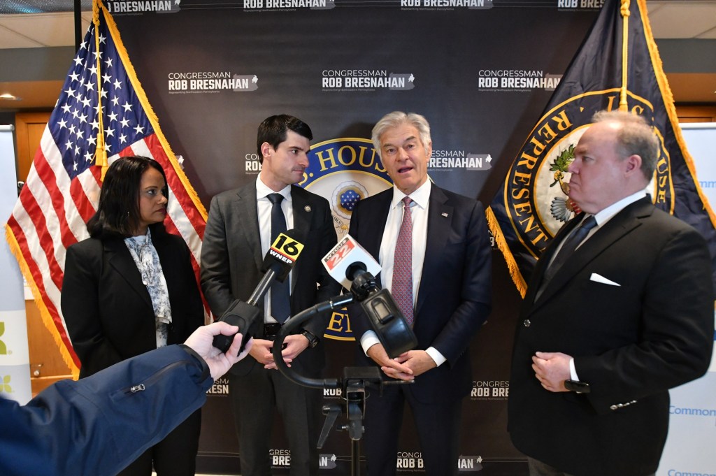 Oz, Bresnahan tour Regional Hospital of Scranton