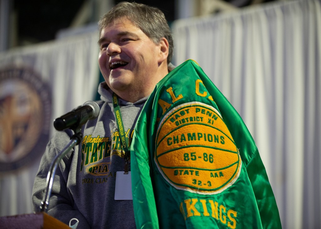 'Voice of the Vikings,' longtime Central Catholic teacher dies