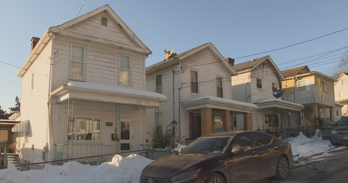 Man arrested after entering car with children inside, Stowe Township police say