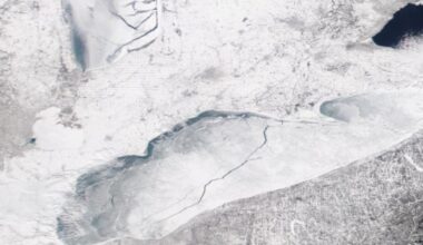 What happened to Lake Erie's massive ice crack?