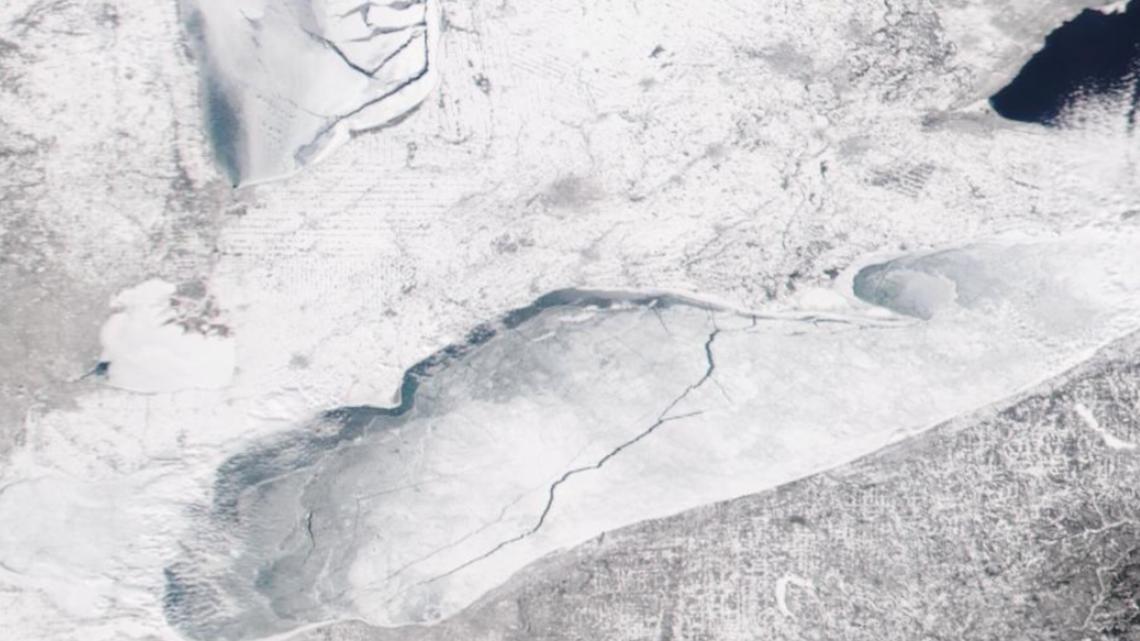 What happened to Lake Erie's massive ice crack?