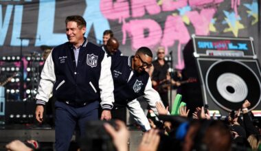 Eagles QB Jalen Hurts introduced with "Super Bowl Legends" before big game between Patriots-Seahawks