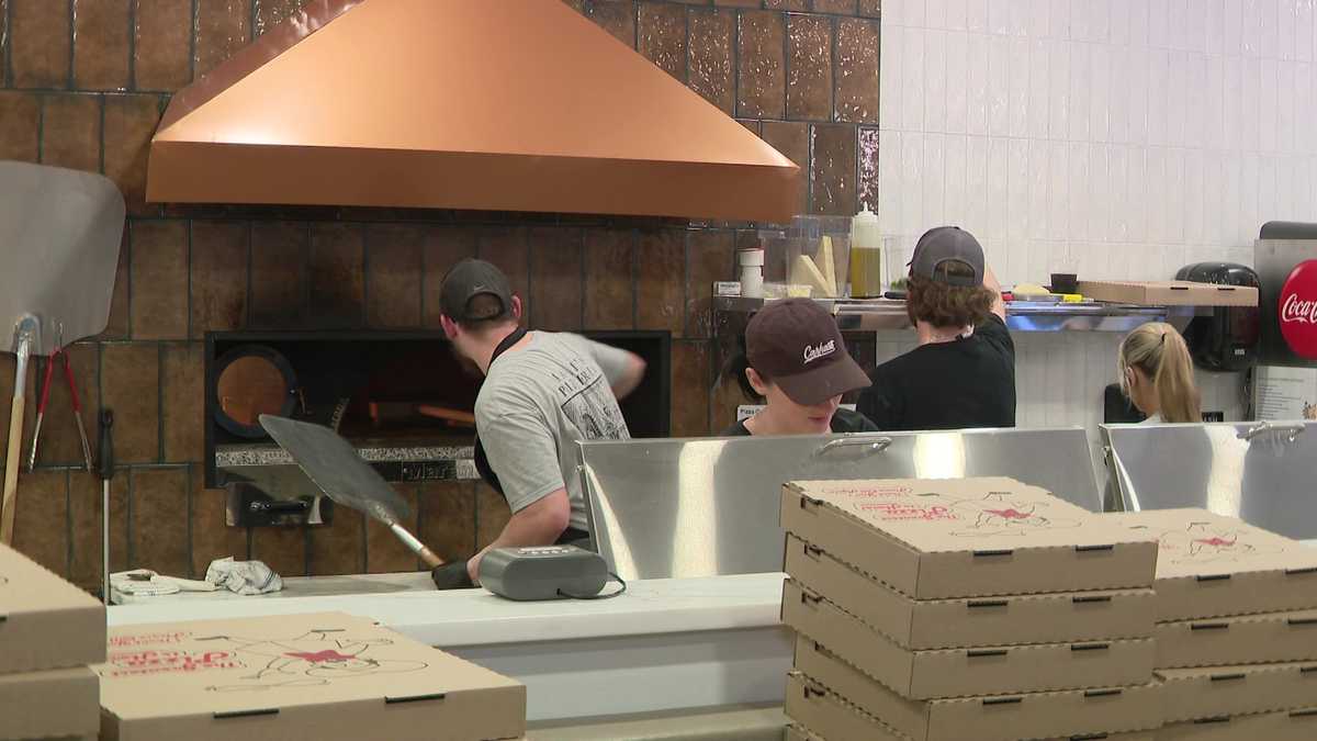 Ianni's Pizzeria in Delmont, Pennsylvania reopens after fire