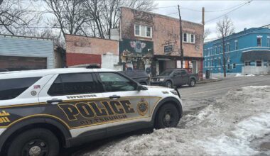 Armed men rob Sonny's Tavern in Pittsburgh, assault person