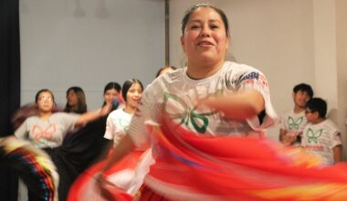 Andrea García Espinal dancing with Ñuuxakun students