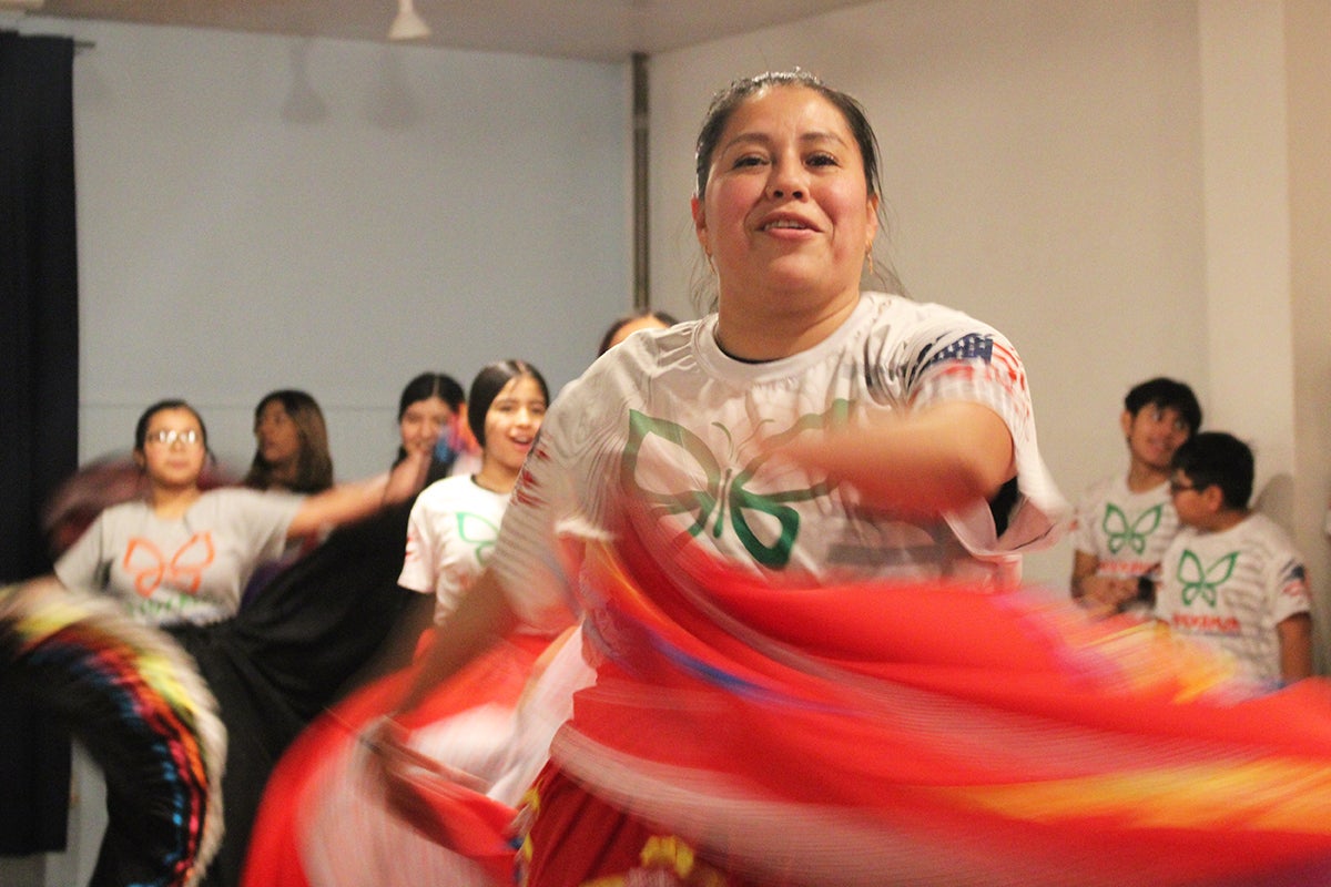 Andrea García Espinal dancing with Ñuuxakun students
