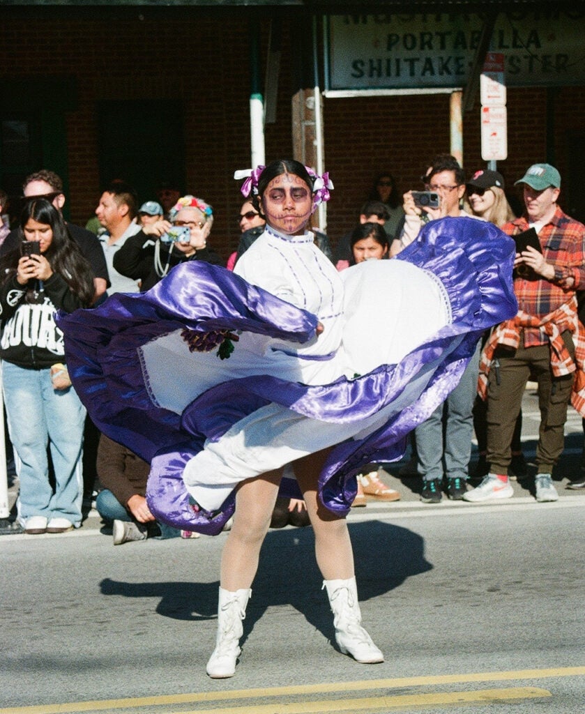 a Ñuuxakun dancer performing in the street