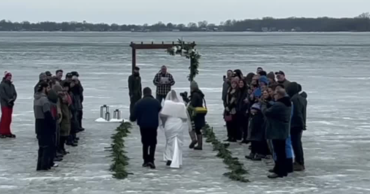 Couple gets married on Lake Erie ice thanks to massive freeze