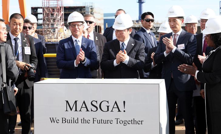 Korean President Lee Jae Myung, center, alongside Pennsylvania Gov. Josh Shapiro, left, and Hanwha Group Vice Chairman Kim Dong-kwan, applauds during a visit to Hanwha Philly Shipyard, owned by Korean shipbuilder Hanwha Ocean, in Philadelphia, Aug. 26, 2025. Yonhap 