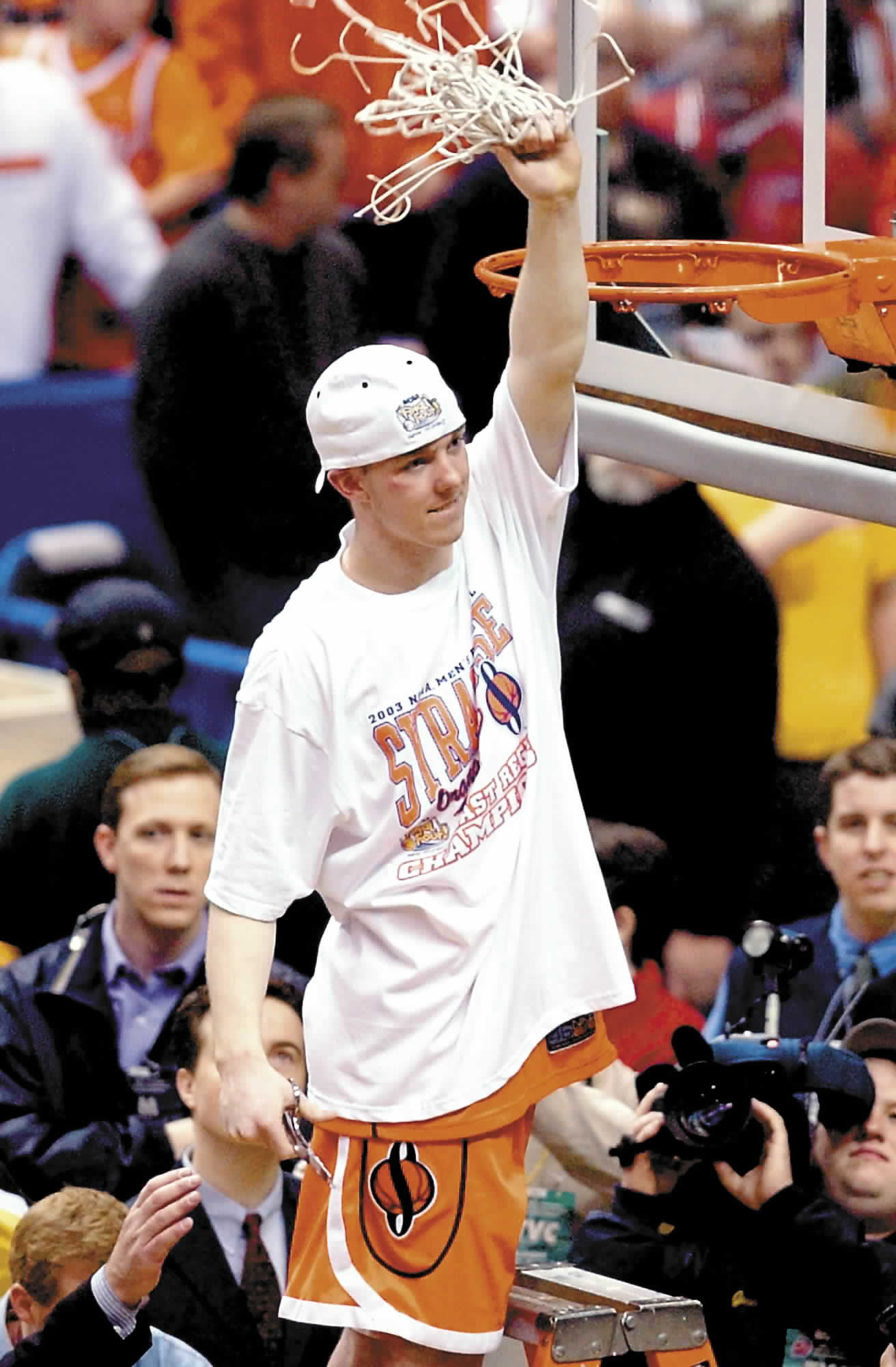 Syracuse’s Gerry McNamara holds the net after Syracuse beat Oklahoma...