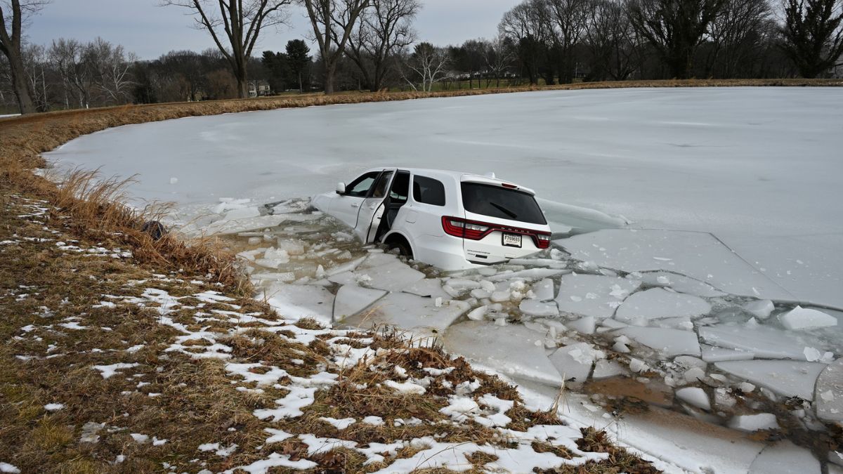 Man abandons car in a frozen pond at Pennsylvania country club – NBC10 Philadelphia