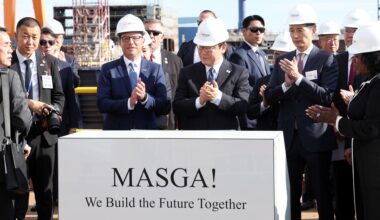 Korean President Lee Jae Myung, center, alongside Pennsylvania Gov. Josh Shapiro, left, and Hanwha Group Vice Chairman Kim Dong-kwan, applauds during a visit to Hanwha Philly Shipyard, owned by Korean shipbuilder Hanwha Ocean, in Philadelphia, Aug. 26, 2025. Yonhap