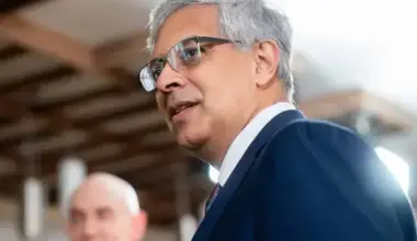 Senator Dave McCormick, NIH Director Jay Battacharya tour Pittsburgh medical, research facilities