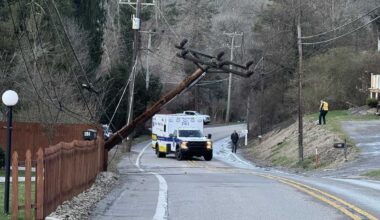 Sewickley Oakmont Road closed after vehicle crashes into pole