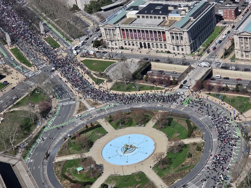 The turnout in Philadelphia says everything. People are tired of an economy that works for the wealthy and leaves workers scrambling. This is what solidarity looks like. #NoKings - facebook.com