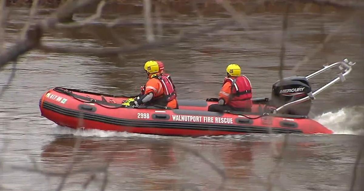 Crews searching for man who ran into Lehigh River after warrant was served, emergency dispatches say | Lehigh County