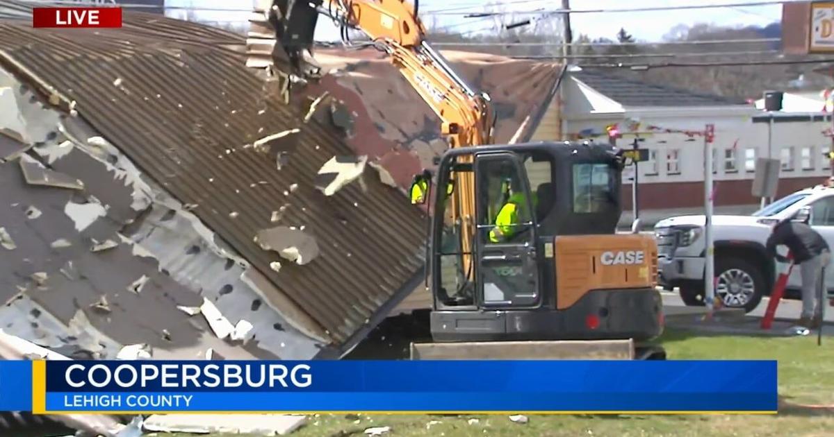 Restaurant temporarily closed after winds rip roof off of part of strip mall in Coopersburg | Lehigh Valley Regional News