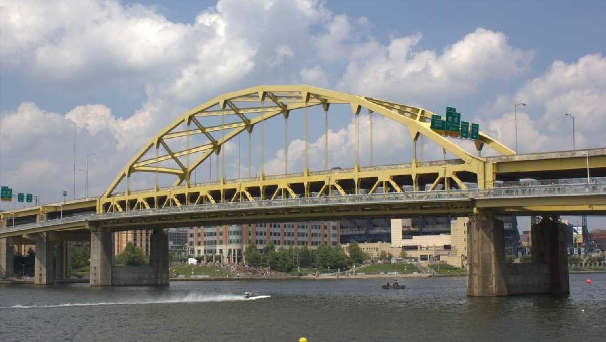 1 injured, 2 facing charges after wrong-way crash on Fort Duquesne Bridge
