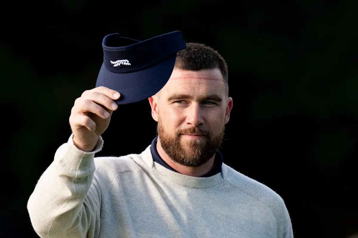 Travis Kelce seemingly now has three otters at the Philadelphia Zoo