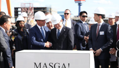 Korean President Lee Jae Myung, center, shakes hands with Pennsylvania Gov. Josh Shapiro, left, alongside Hanwha Group Vice Chairman Kim Dong-kwan, during a visit to Hanwha Philly Shipyard, owned by Korean shipbuilder Hanwha Ocean, in Philadelphia, in this file photo from Aug. 26, 2025. [YONHAP]