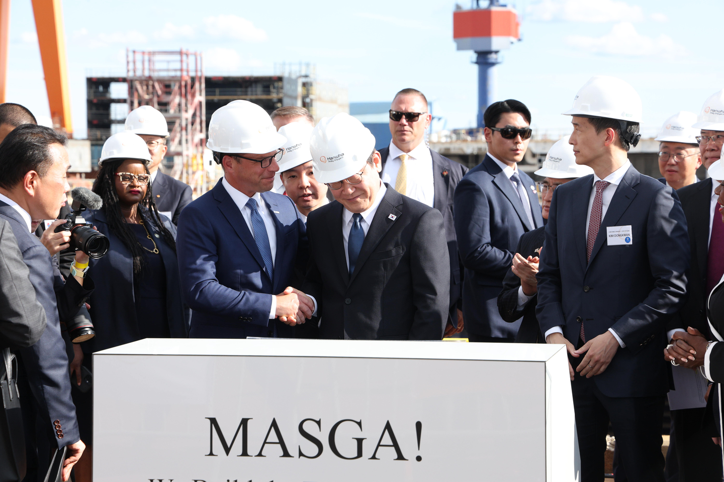Korean President Lee Jae Myung, center, shakes hands with Pennsylvania Gov. Josh Shapiro, left, alongside Hanwha Group Vice Chairman Kim Dong-kwan, during a visit to Hanwha Philly Shipyard, owned by Korean shipbuilder Hanwha Ocean, in Philadelphia, in this file photo from Aug. 26, 2025. [YONHAP]
