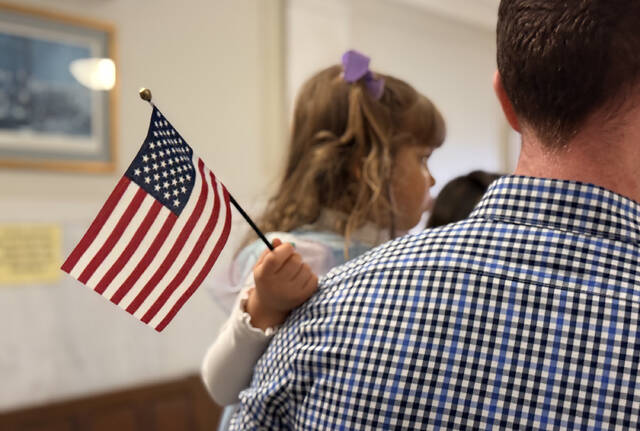 Immigrants become U.S. citizens in Pittsburgh naturalization ceremony