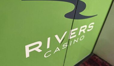 2 injured in casino garage crash