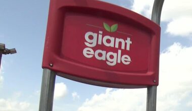Naked woman attacks people in Pittsburgh-area Giant Eagle, police say