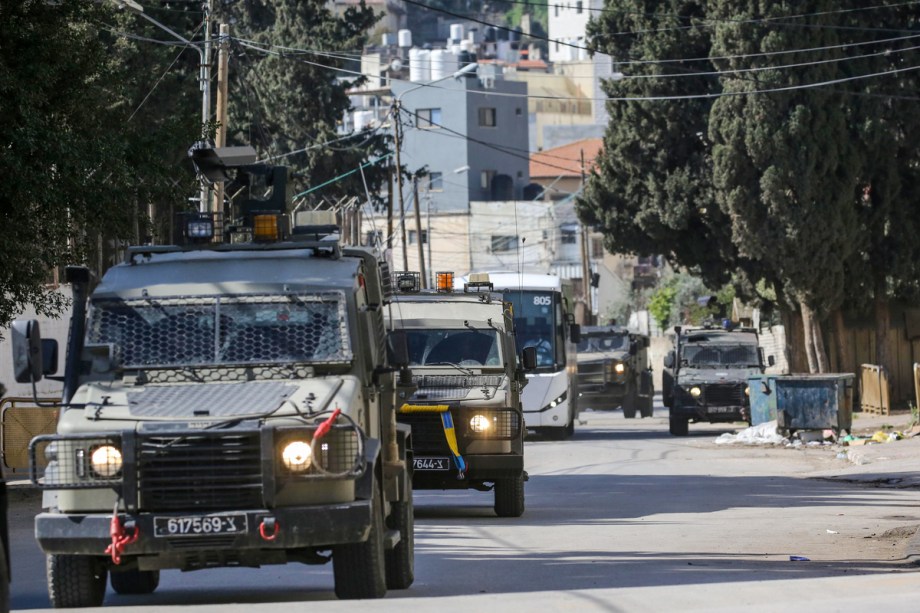 Settlers gather at junctions south of Nablus and Bethlehem, obstructing Palestinian movement – Middle East Monitor