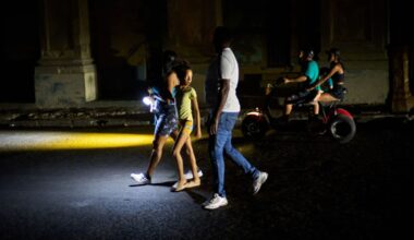 Cuba begins to restore power after nationwide grid collapse