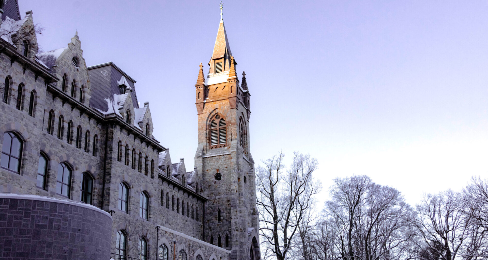 Congressional candidate Ryan Crosswell speaks with students about campaign