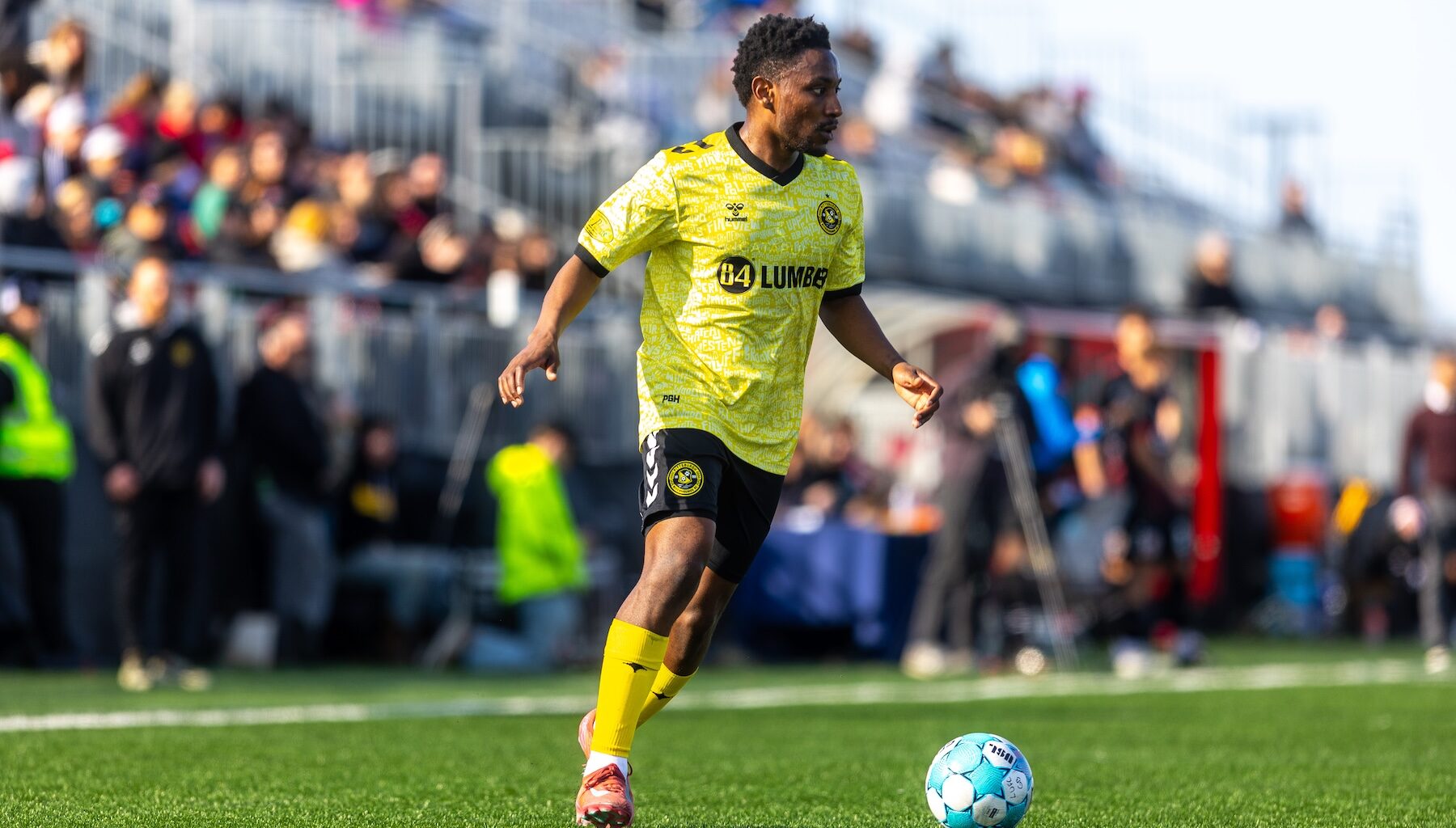 Perrin Barnes looks up for a passing lane in the Pittsburgh Riverhounds' 3-2 win over Loudoun United FC on March 14, 2026 at Segra Field in Leesburg, Va. (Photo: Mallory Neil/Riverhounds SC)