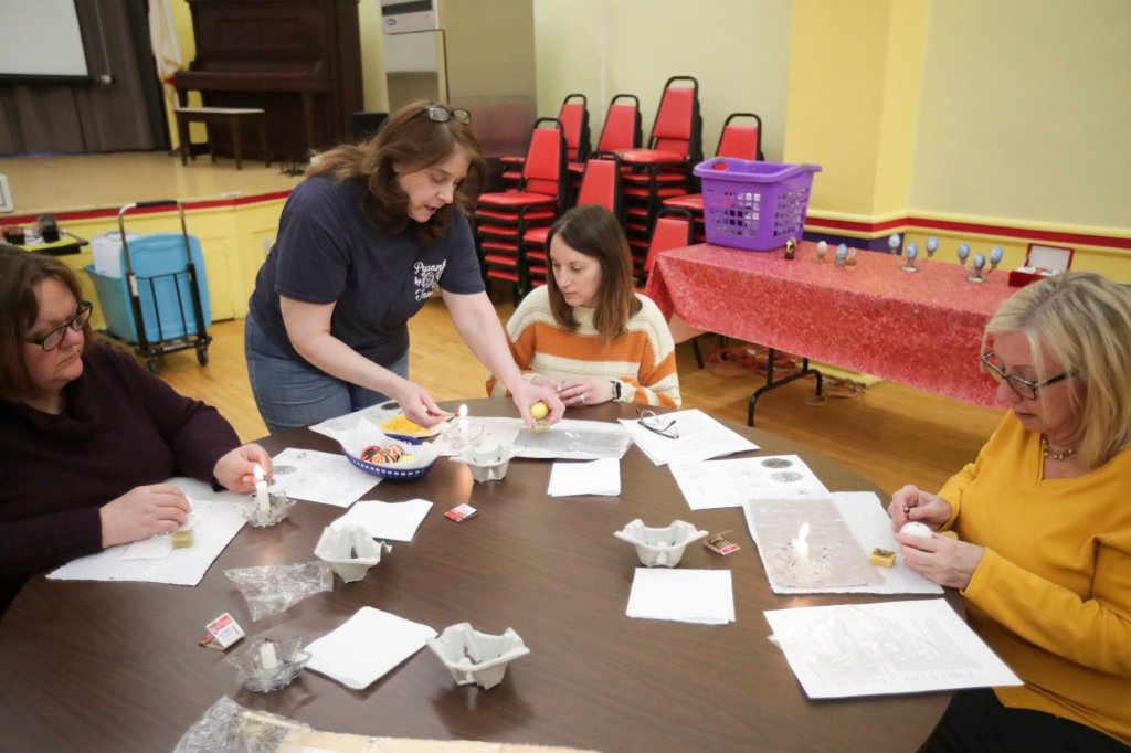 Peckville native teaches Ukrainian art of pysanky